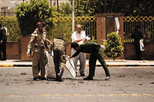  Suicida de Al-Qaeda provoca masacre. Ataque acabó con 96 e hirió a 200 en un ensayo militar AP.