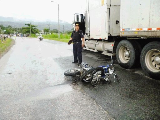  Dos muertos en choque de moto y carro. El choque fue de frente y muy violento. Freddy Parrales.
