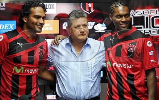 Andrade llega a Alajuelense por un año. Jean Carlo Solórzano, el presidente de Alajuelense, Raúl Pinto y Anderson Andrade. Carlos Borbón.