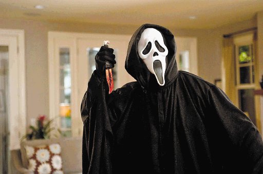 Cartelera de cine. “Scream 4”. Esta es la primer película de la franquicia en utilizar imágenes generadas por computadora. En vez de usar “cuchillos retráctiles”, las navajas del cuchillo eran agregadas digitalmente durante la post-producción.