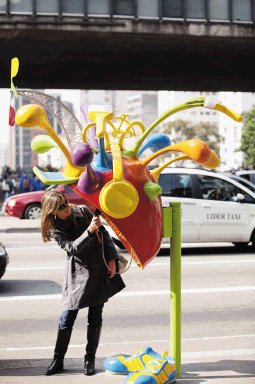 “Call Parade” invade calles de Sao Paulo. Hay más de 100 teléfonos. EFE.