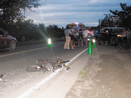  Guanaride de luto. La bicicleta de Alvarado quedó destruida en la carretera y el conductor del tráiler se dio a la fuga, pero fue capturado.Carlos Vargas.