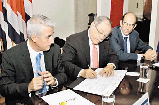  Tren a Cartago cada día más cerca. El vicepresidente Luis Liberman (centro) y Marcelino Oreja, (der) presidente de Feve, firmaron el acuerdo.Cortesía Presidencia.