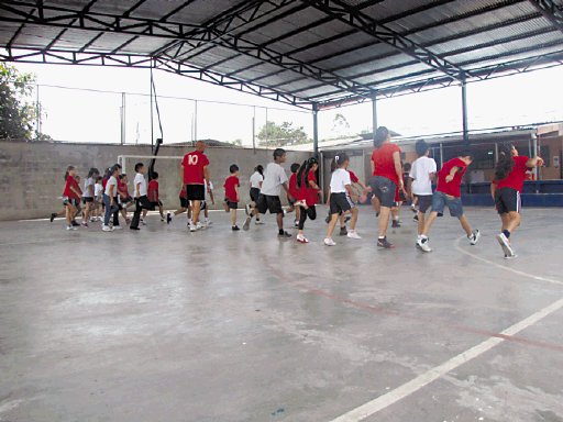  Comida rápida en aulas. Estudiantes de la escuela San Rafael en Desamparados ayer hacían actividad física. Cristina Fallas.