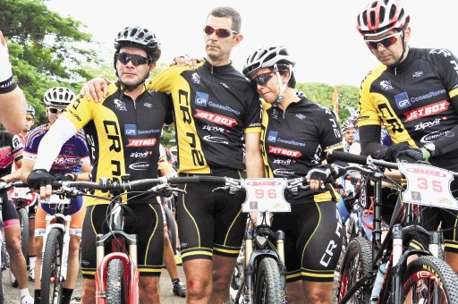  “Me salvó la vida”. Alberto Lang (al centro sin casco) consuela a sus compañeros ciclistas en el homenaje realizado a su amigo fallecido. Alexander Otárola.