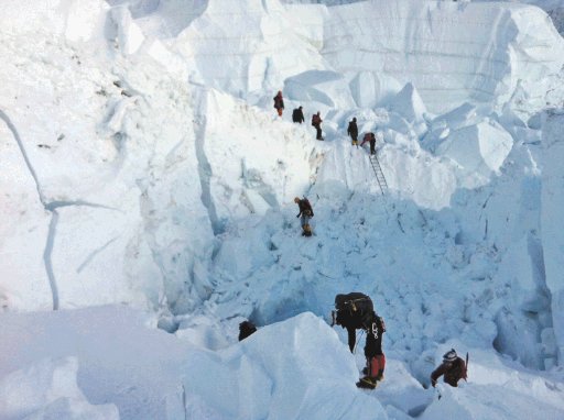  Muerte al acecho. El pasado fin de semana fue uno de los más mortales en los en el Everest. Warner Rojas.