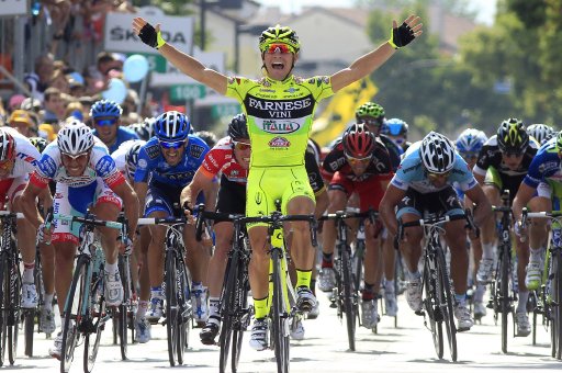 Amador llega de 125 en la etapa 18 del Giro de Italia. l italiano Andrea Guardini llegando hoy a la meta. AFP.