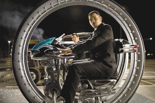Cartelera de cine. “Hombres de Negro III”. Los Hombres de Negro viajan en el tiempo en esta nueva película de la saga protagonizada por Will Smith. El tema principal llamado “Back In Time”, es interpretado por Pitbull.