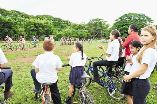  La ‘santa’ de Katherine. Los estudiantes de la escuela Nuevo Colón, observaron muy entusiasmados el paso de los ciclistas.Alexander Otárola.