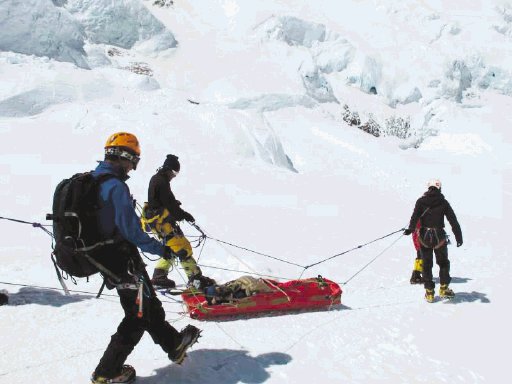  A diez les quitó la vida. Pem Chirri, un sherpa de la expedición de Rojas, sufrió un accidente en una avalancha y fue trasladado a un hospital de Katmandú, capital de Nepal. jagged globe.