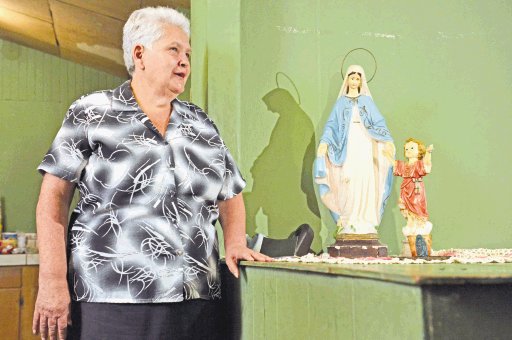  Lo encomendaron a la Virgen. Doña Cristobalina Chinchilla ayer bajó a todos los Santos.Rafael Pacheco.