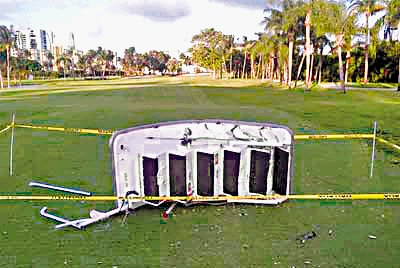 Puerta de avión cayó en un campo de golf. Apareció en el hoyo 16.
