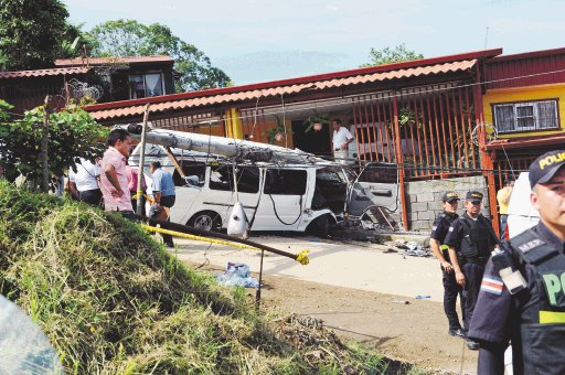  Microbús de estudiantes sin frenos provoca la muerte de dos hermanos En barrio El Carmen de Dulce Nombre de La Unión, Cartago