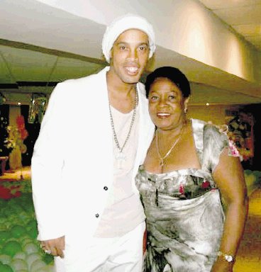  Ronaldinho afectado por su mamá. Kristian Mora y Erick Lonnis.