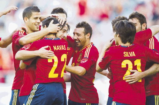  Le faltó brillo a la “Roja”. Adrián, fue felicitado por sus compañeros, tras su gol.AP