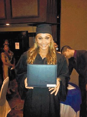 Loretta Quintana, de “Combate”, se graduó en Turismo. Loretta Quintana
