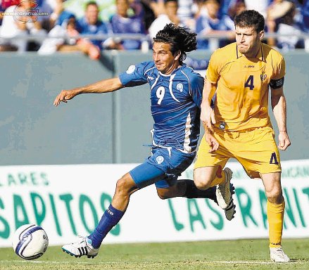  Tome nota, don Jorge Luis Pinto. Rafael Burgos (9) es de los hombres más incisivos dentro de la Selección de El Salvador.Tomada de El Gráfico