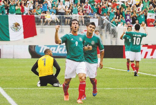 México derrotó 2-0 a Gales con goles de De Nigris. Aldo de Nigris guió a México al segundo triunfo sobre Gales, luego del alcanzado en 1962 por 2-1 en el Distrito Federal.EFE