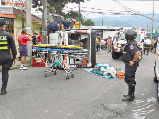 Ambulancia accidentada en Cartago. Aparatoso J. Calderón.