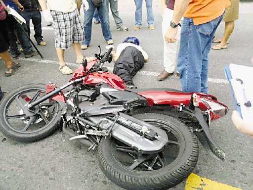  Fallece motociclista. El levantamiento del cuerpo fue de noche. Los tráficos ordenaron el paso de vehículos sin cerrar el carril.R. Montero.