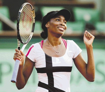 Venus Williams sufrió pero ganó en Roland Garros. Sonrió con el triunfo.AP