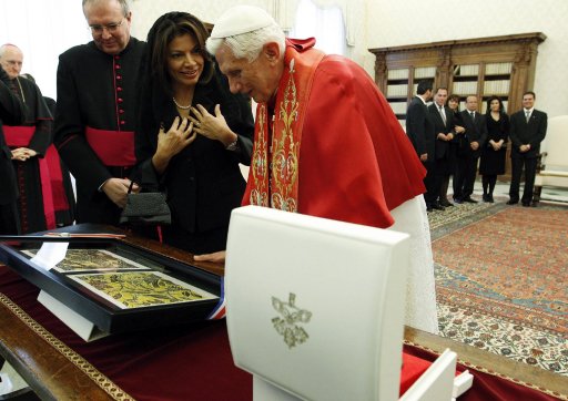 Papa y Chinchilla abogan por reforzar relaciones Vaticano-Costa Rica. La presidenta le regaló a Benedicto XVI dos pinturas hechas por indígenas costarricenses. EFE.