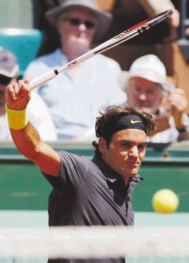  Federer firmó victoria 233. El suizo Roger Federer, ganó ayer su partido 233 en grand slams, e igualó la marca de l estadounidense Jimmy Conors.AP