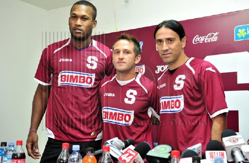 Cancela, Waston y Castillo al Saprissa. Waston y Castillo siguen en el equipo hasta el 2014, mientras que Cancela firmó durante un año. Alexánder Otárola.