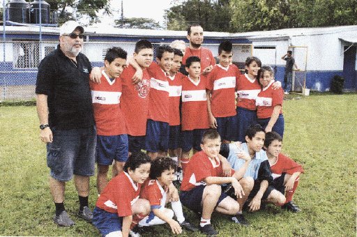 El mejenguero. Escuela de Fútbol mixta Cipam, busca retos, Tels. 8392-9309, 8980-7291 con Róger Páez.