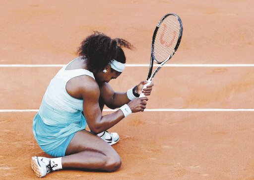 Serena dijo adiós a París. Serena Williams lamenta perder ante la francesa Virginie Razzano tan sólo en la primera ronda en París. EFE.