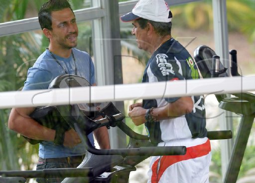 Randall Azofeifa es duda para el juego ante Guatemala. Azofeifa en compañía del DT Jorge Luis Pinto. Rafael Pacheco
