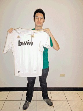  Una camiseta original puede ser suya. Mauricio Gillott Murillo, retiró la camiseta del Real Madrid que su mamá, Ana Murillo, ganó.