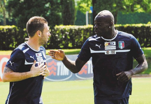 Mario Balotelli: “al que me tire una banana lo mato”. Balotelli conversa con Cassano durante el entrenamiento de la selección de Italia.EFE.
