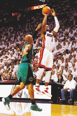  El Heat da otro golpe a Celtics. Dwyane Wade se apresta a encestar. Miami aventaja 2 a 0 a Boston. AFP.