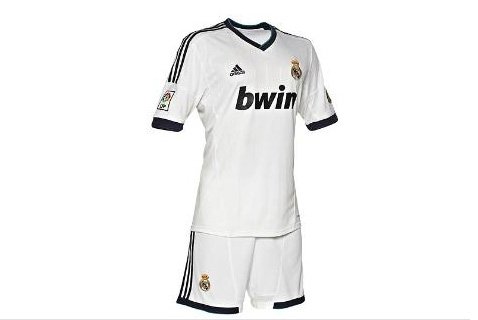 El Real Madrid presentó su nuevo uniforme para temporada 2012-2013. En España, el uniforme ya está a la venta. Tomada de realmadrid.com