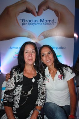 Gabriela Traña irá a las Olimpiadas con su mamá. Doña Luisa está más que contenta porque podrá acompañar a su hija. Olman Mora.