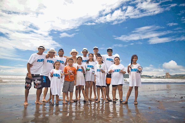 Surfos al natural en Jacó. Los niños y sus instructores limpiaron la playa. RedBull.