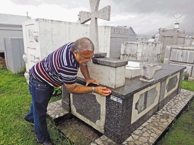  Cementerios se llenan de color en vísperas del Día de Difuntos. Óscar Mora lavaba ayer la bóveda de su familia en el Cementerio Obrero en San José.Herlen Gutiérrez.