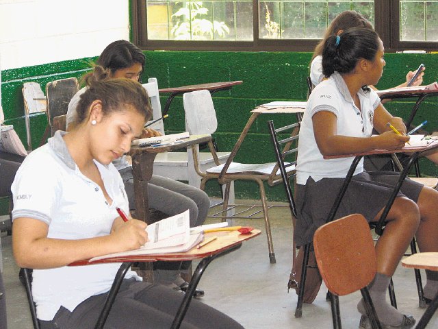  La temida “mate” deja dudas en estudiantes. Prueba ayer en el Instituto de Guanacaste.Carlos Vargas.