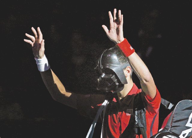  Halloween y los deportistas. Novak Djokovic saltó ayer a la pista de París-Berçy con una máscara de Darth Vader. AP