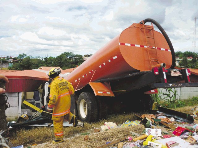 Un camión sin frenos aplastó casa y negocio Centro de San Pedro de Poás, Alajuela