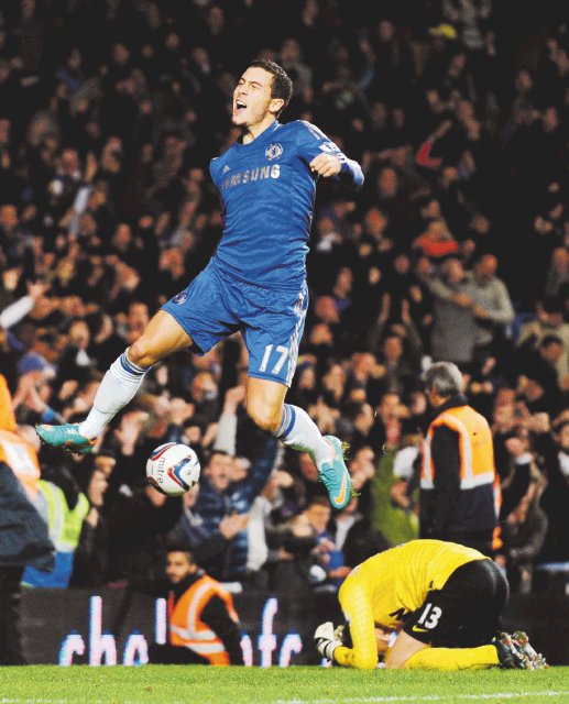  Venganza del Chelsea. Hazard anotó el empate 3-3, que obligó a la prórroga. EFE.