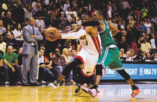  Wade le da mensajito a Rondo. En esta acción, Rondo tomó del cuello a Wade, lo que generó el enojo en el jugador del Heat. AFP.