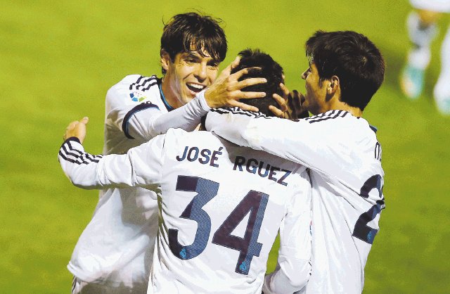  Un golpe muy Real. José Rodríguez de 17 años, recibió la felicitación de Kaká y sus compañeros, tras anotar ayer en la Copa del Rey.AFP.