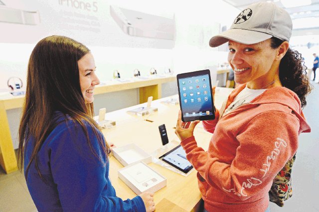 iPad mini llegó a 34 países. Shannon Harman compró la suya en California. AFP.
