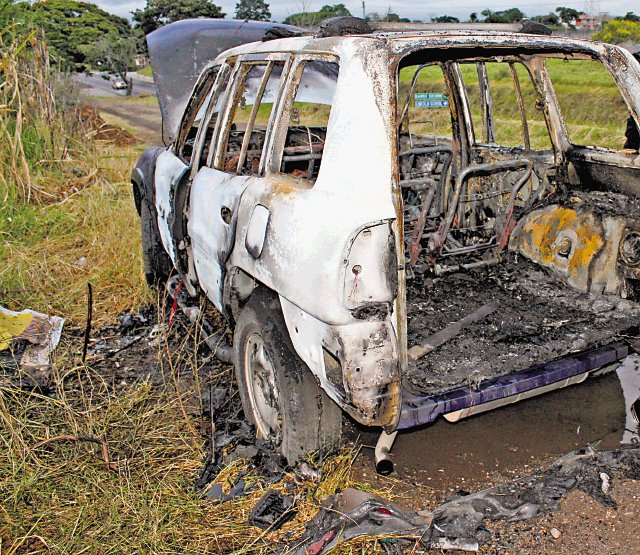  Capturados violadores en serie. Este carro fue quemado por uno de los violadores, ahora detenido y reconocido. Prensa OIJ.