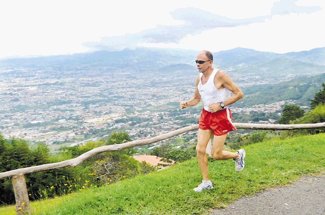  El regreso del  hombre de hierro. Johnny Vargas: una salida normal de entrenamientos podría significar una carrera de hasta seis horas. No cree que pueda bajar su último tiempo.Manuel Vega