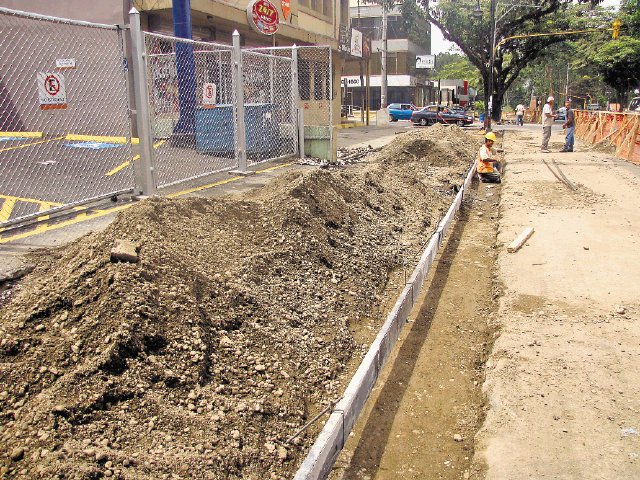 Arreglo de acera afecta comercio. Lento avance Cristina Fallas.