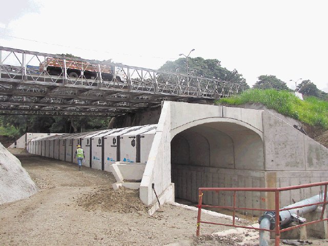  Quitarán puentes en dos semanas. Ayer realizaban trabajos por capas. Cristina Fallas.