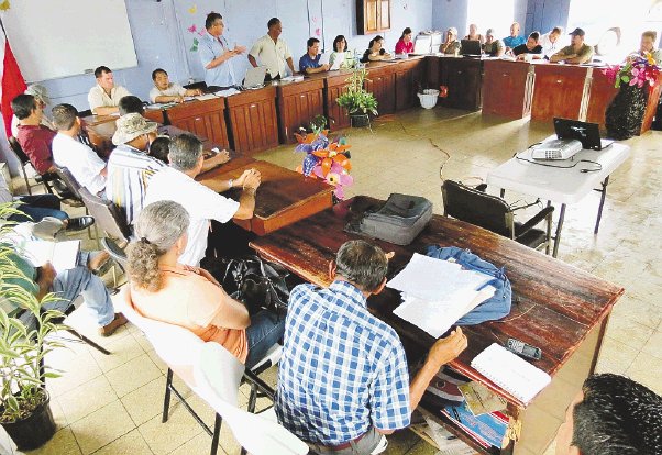  Mantendrán entrada a Río Celeste por Guatuso. Ayer se reuniron varias autoridades para buscar una solución al conflicto. Edgar Chinchilla.